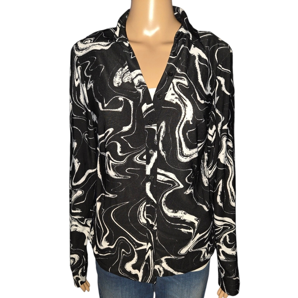 Suzy Shier Black & White Swirl Button-Down Shirt